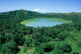 Archipel-des-Comores;-Cratère;-Dziani;-France;-Kaleidos;-Kaleidos-images;-La-parole-à-limage;-Lac;-Lac-de-cratère;-Laurent-Abad;-Mayotte;-Océan-Indien;-Paysage;-Petite-Terre;-Stories-Pictures;-Végétation;-Volcan
